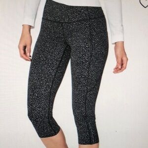 Women's Black Patterned Capri Leggings